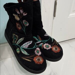 Indigo Road Embroidered Black Floral fur lined Women's Boots